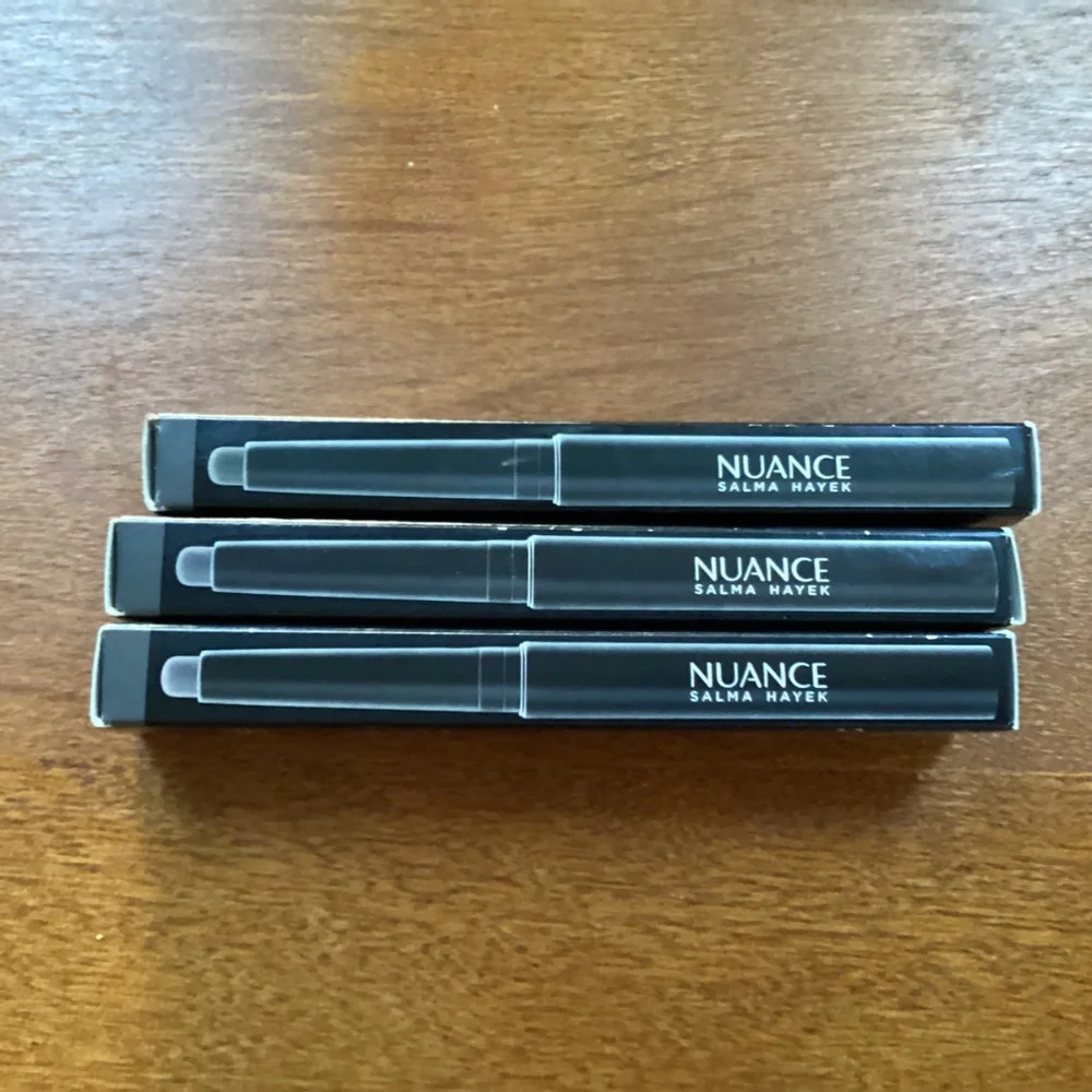 NUANCE SALMA HAYEK Long Lasting Shadow Stick with Chamomile, Sparkling Charcoal